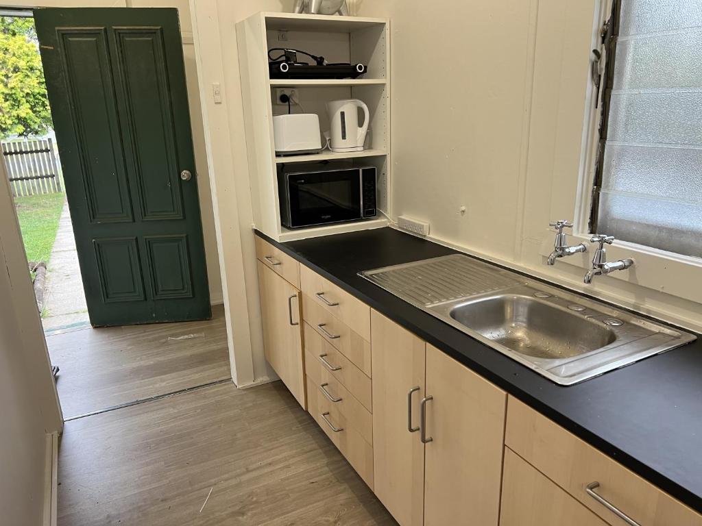 Entire two Bedroom Cottage with Massive private yard