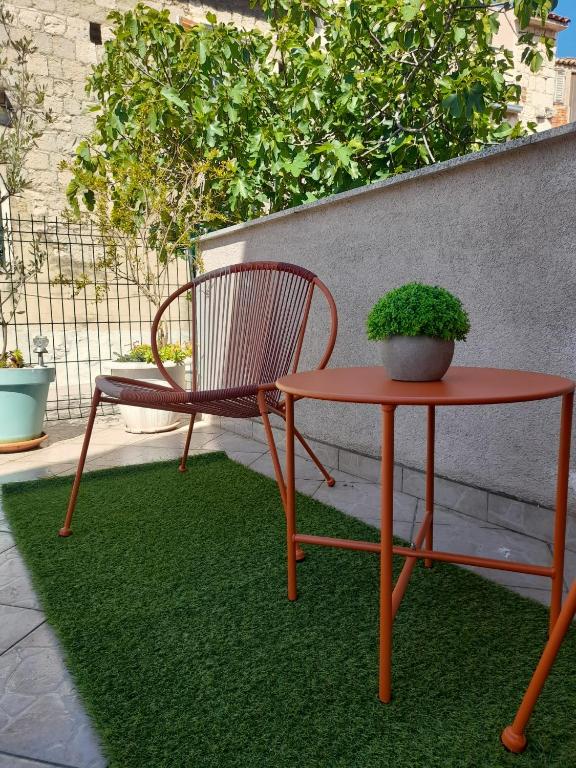 Split Rooms & Apartment Lasta Additional