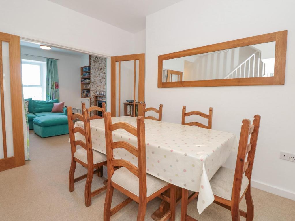 2 North Furzeham Road, Brixham photo 5