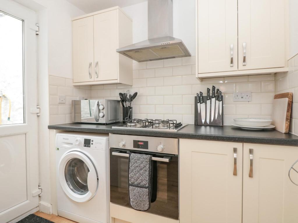 2 North Furzeham Road, Brixham photo 8