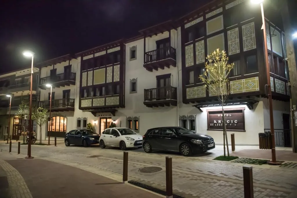Anesis Hotel, מלון בקרפניסיון