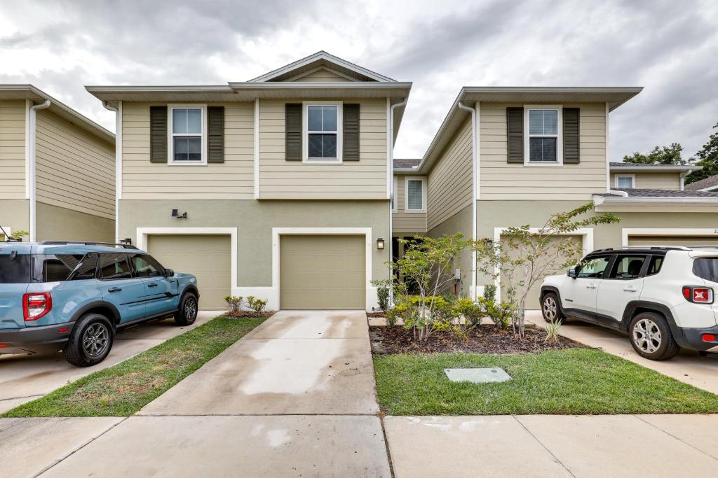 Brandon Duplex with Screened-In Porch and Pool Table!, Brandon