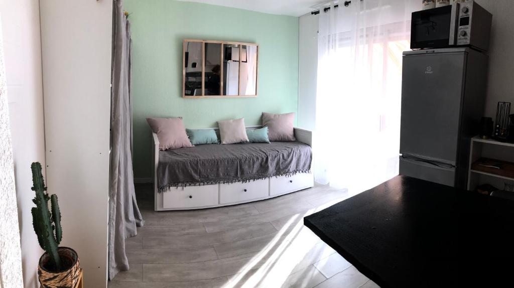 studio avec terrasse et piscine - 4