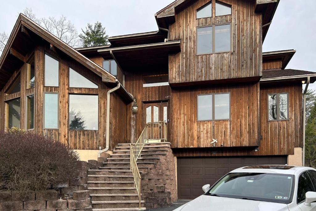 226 E Shore Dr, East Stroudsburg