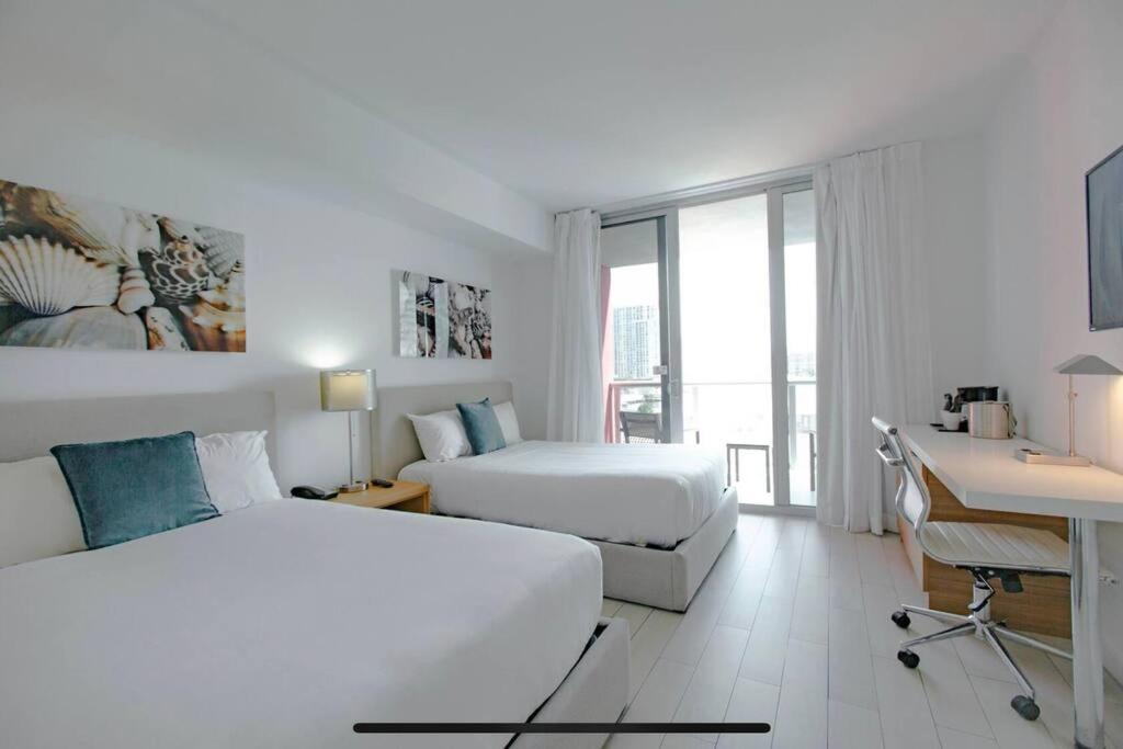 Just Minutes from the Beach, 2 Full Bed Studio, Hallandale Beach