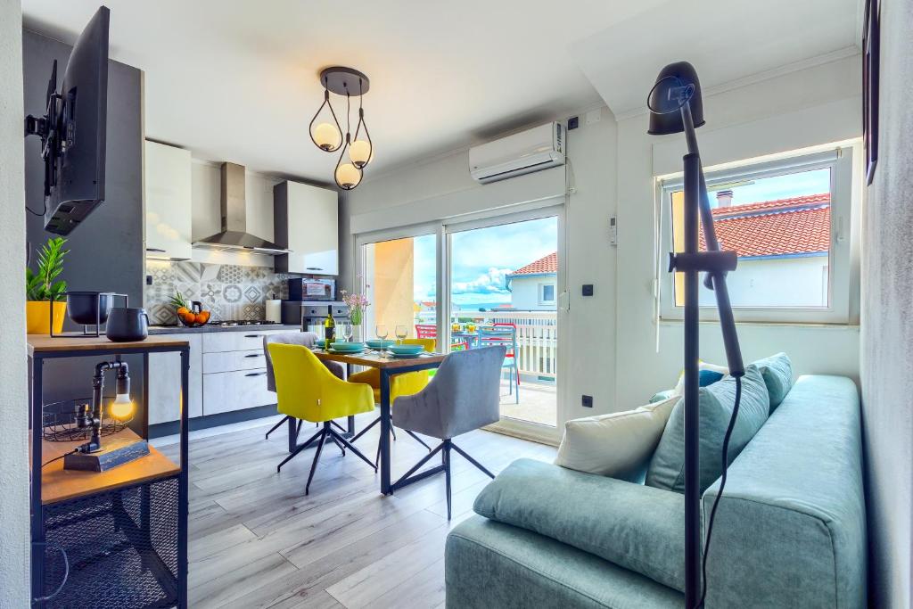 Uma - design apartment with big terrace, Kaštela