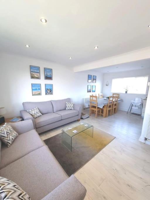 Amazing Beach House, Sleeps 8, Pet Friendly, Trearddur