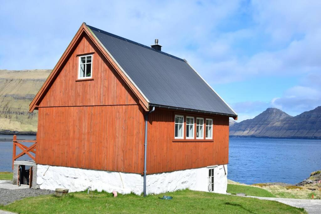 The Old Store, Hellur