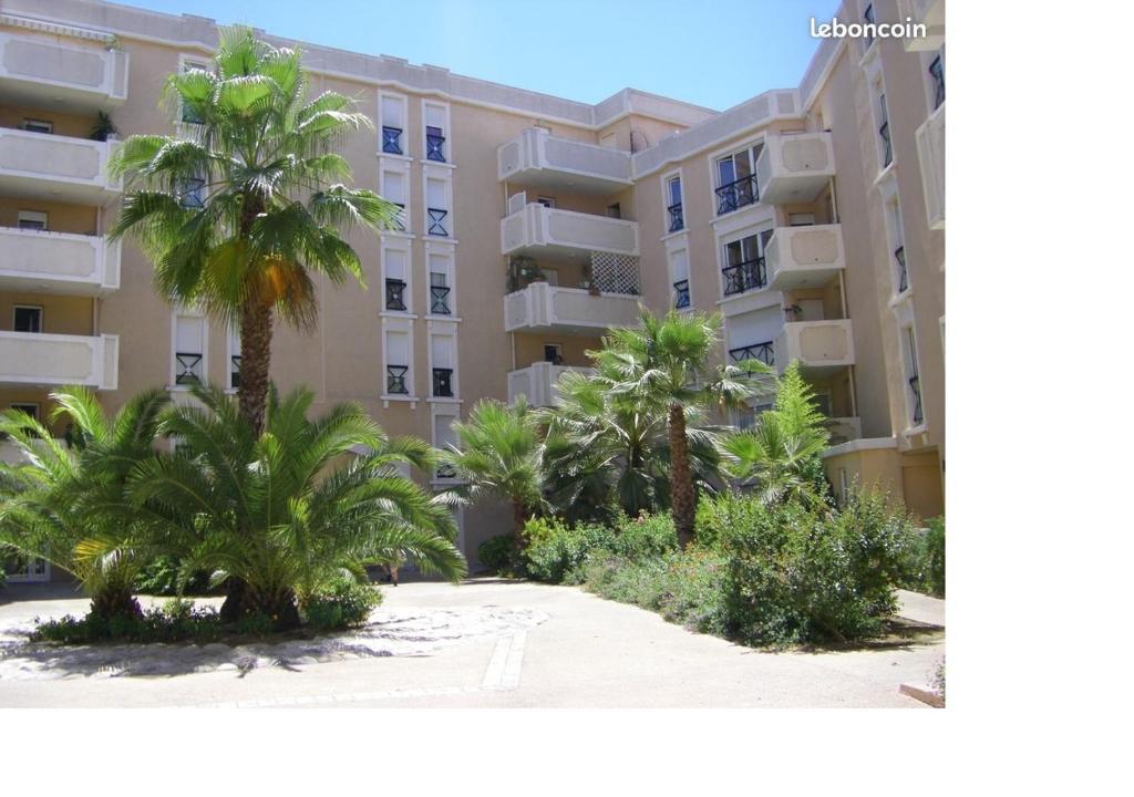 Appartement climatisé T1 à Hyères, dans résidence avec gardien, calme, parking, WIFI - 1