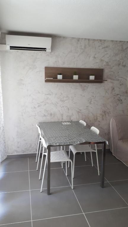Appartement climatisé T1 à Hyères, dans résidence avec gardien, calme, parking, WIFI - 5