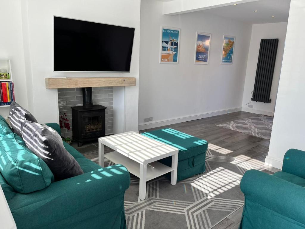 Pass the Keys Well located 2 bedroom home Beautifully decorated