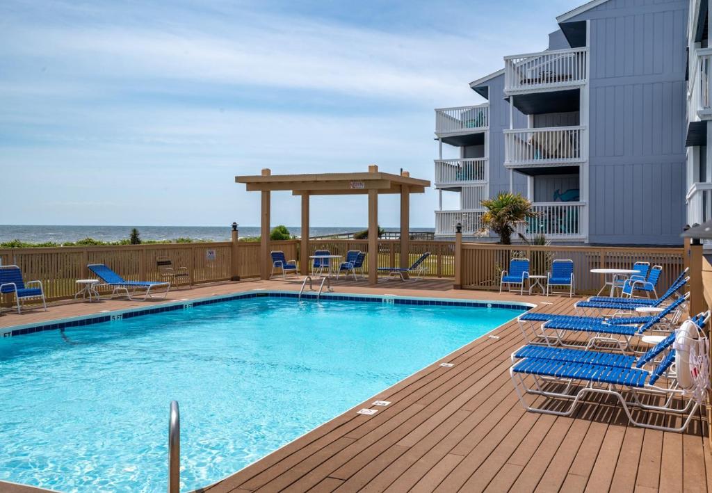 Oceanfront Condo with pool - Walk to the Tiki Bar, Carolina Beach