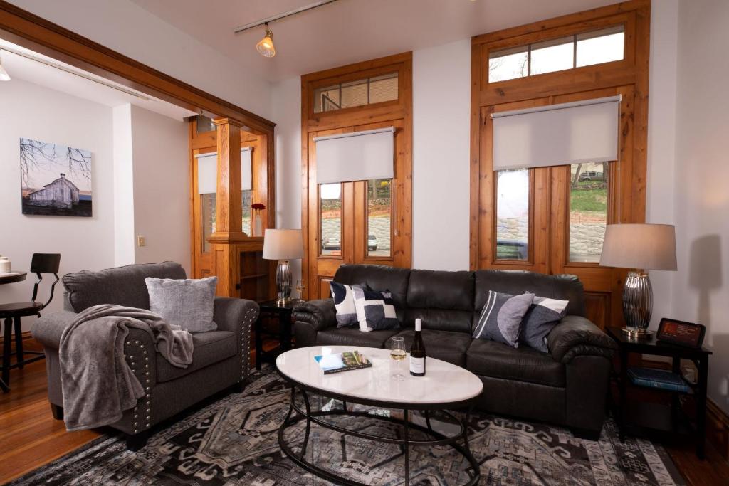 Riverboat Suites photo