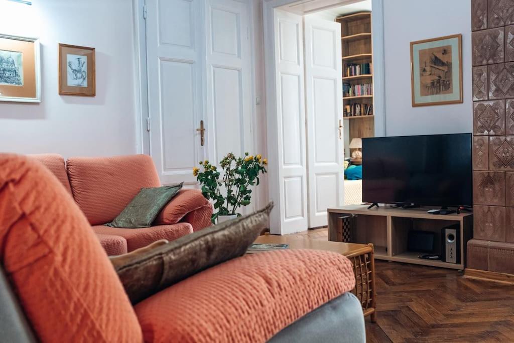 Rustic Central Belgrade Stay - 1