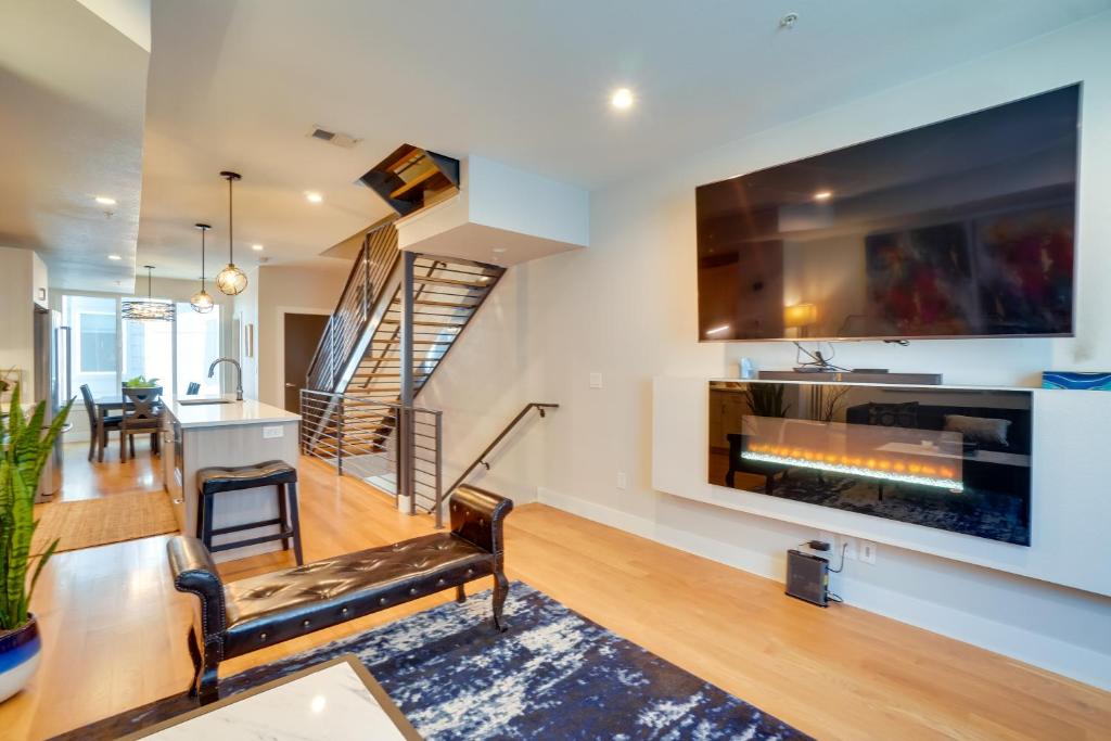Luxe Denver Townhome with Rooftop Mountain View