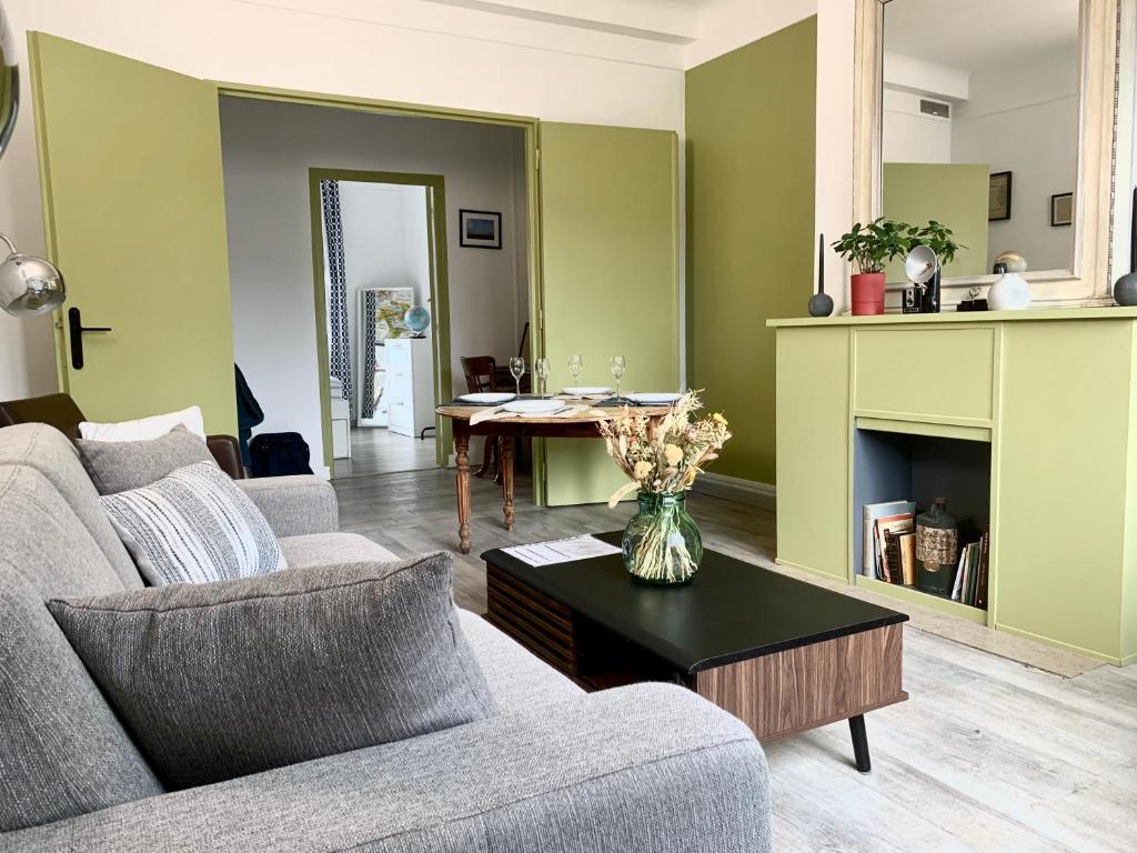 Vue exceptionnelle sur la place Gambetta Plein centre cafés restos idéal séjour pro ou en famille - 2