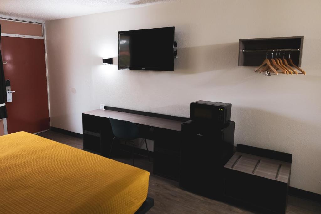 Express Inn & Suites photo