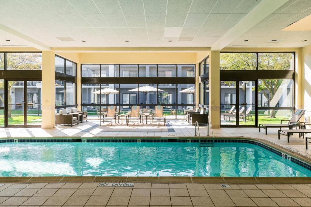 Courtyard Chicago Naperville photo