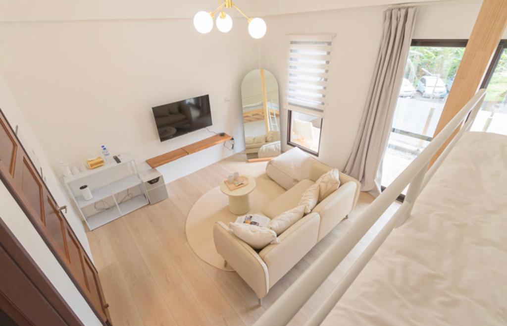 宇宙日光小公寓 Universe And Sunlight Apartment