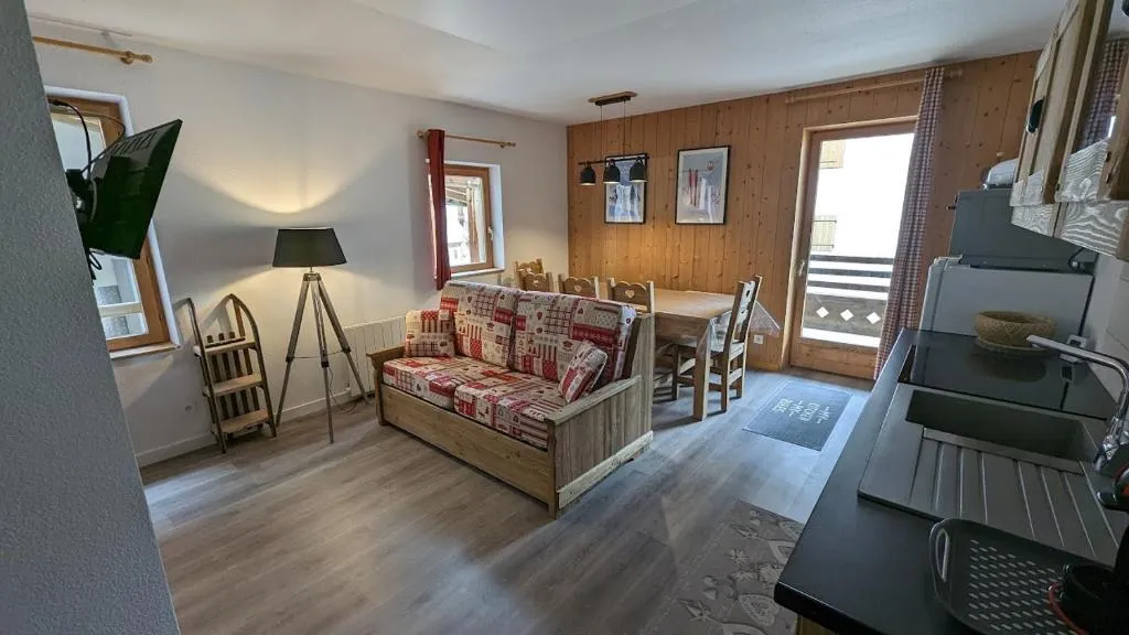 Appartement 6/8 pers à 200 m des pistes - piscine, hotel in Saint-Sorlin-dʼArves