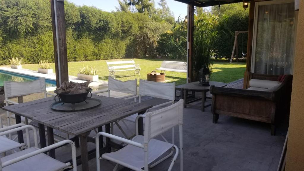 Hermosa casa con fogonero, parrilla cubierta, pileta y jardin parquizado - 1