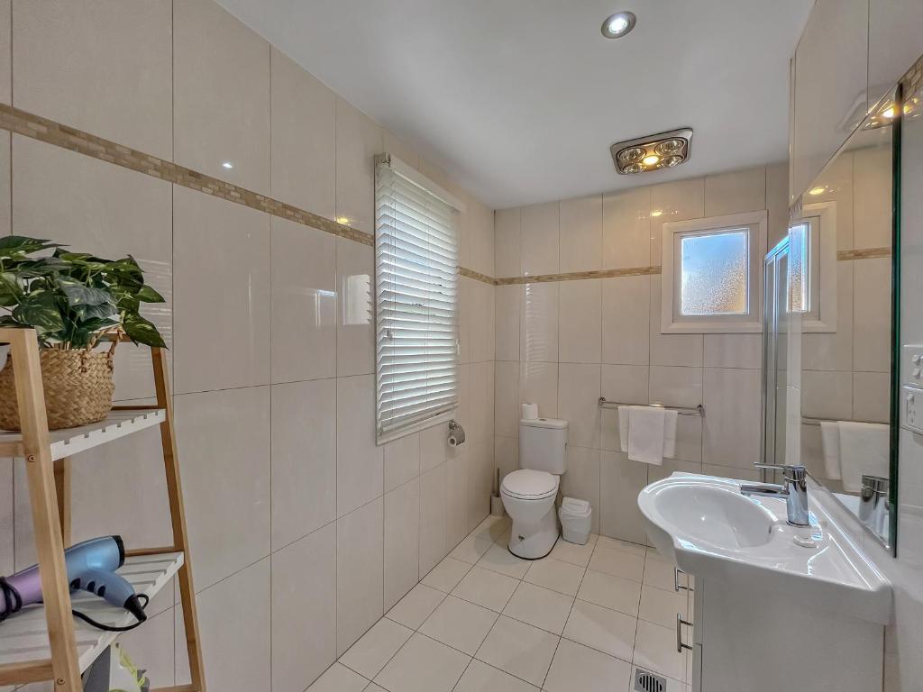 Bright 3-bedroom apartment - Central Armidale photo