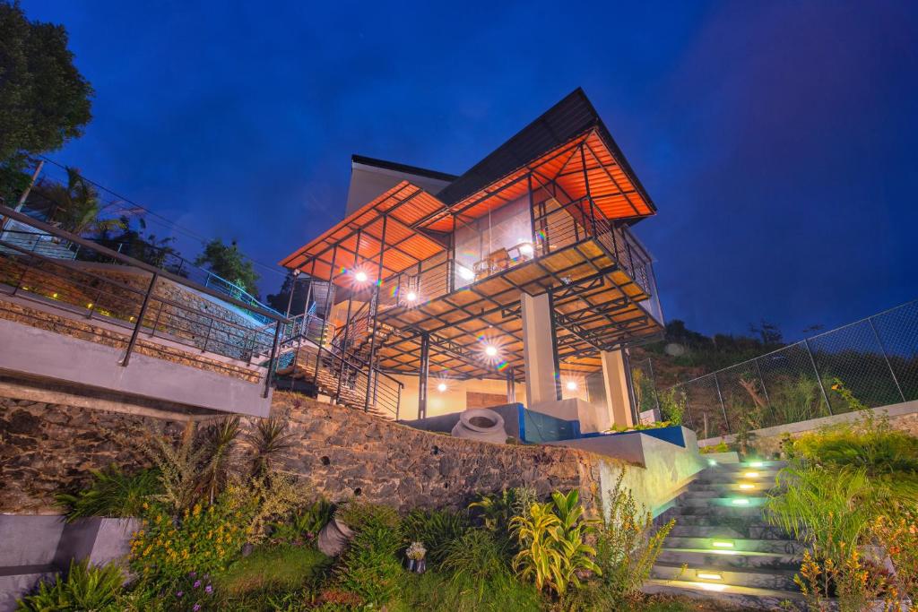 The Cubes Ella, Ella