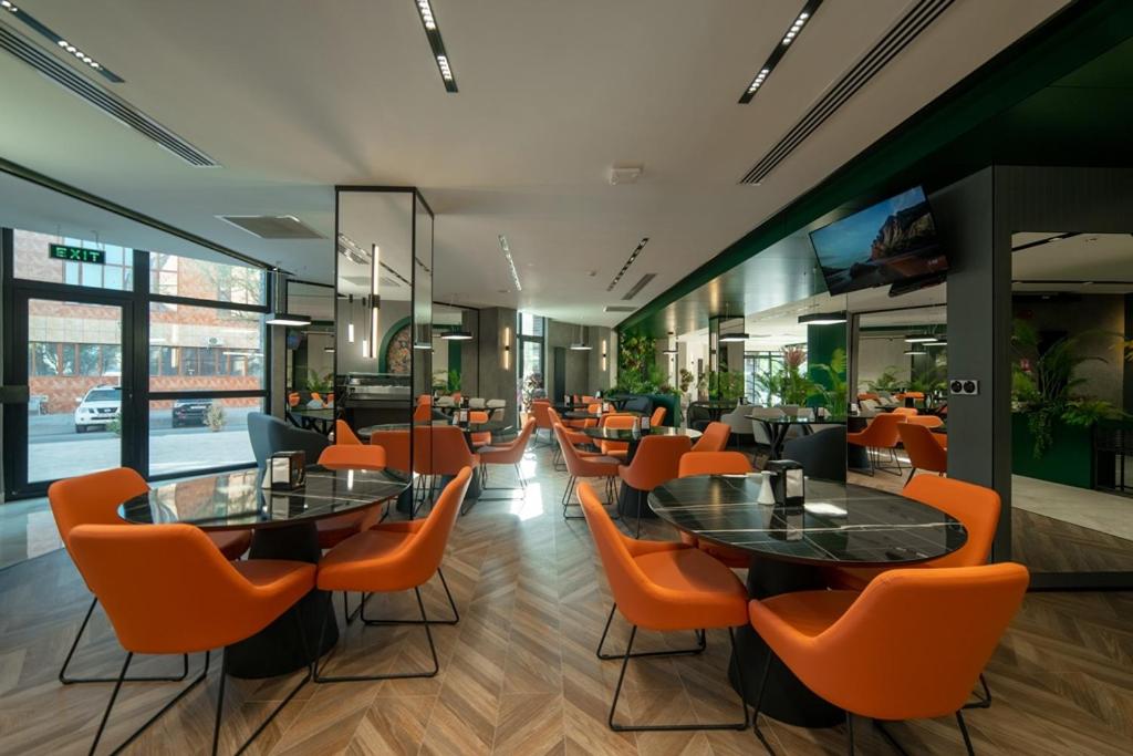 Dostyk Business Hotel의 깨끗하고 모던한 객실 사진