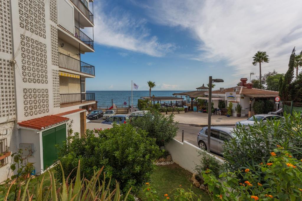 Beachfront Calahonda apartment, Mijas