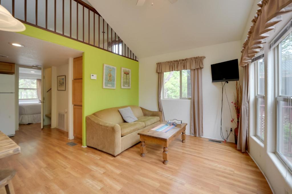 Fredericksburg Cabin Rental on a 27-Acre Winery!