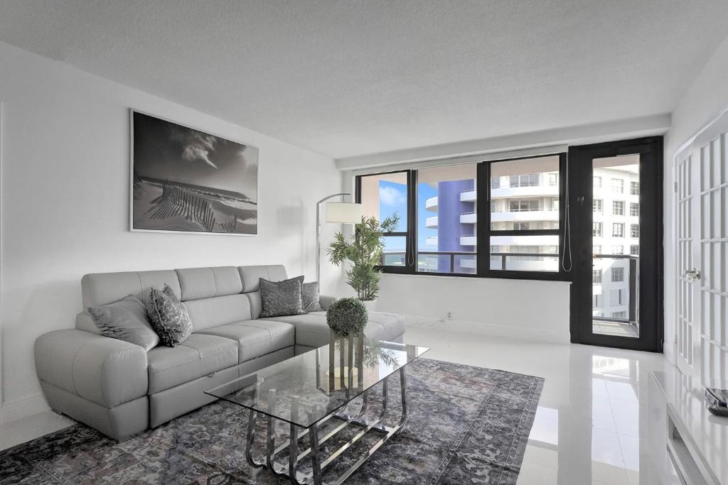 Cozy Beachfront 2 BDR & 2 BA Miami Beach Condo, Miami Beach