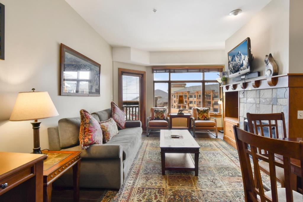 Unequalled Ski in Out Location Next to Gondola, Superior 1BR, Pool, Condo Nast Winner B415, Park City