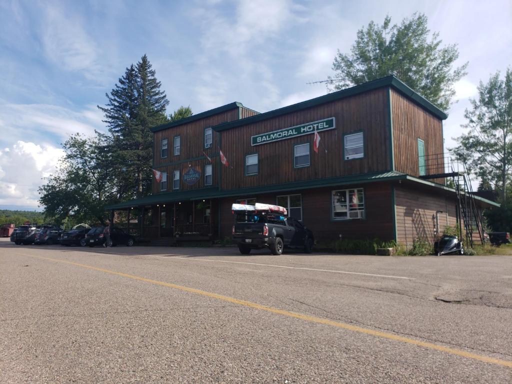 Balmoral Hotel &amp; Bistro — Hotel in Barrys Bay (ON)