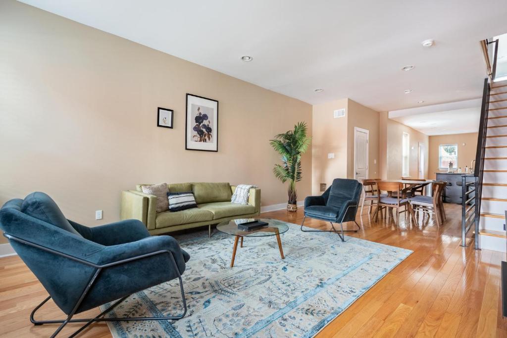 Pet-Friendly 3BR House in Philly with Fenced Patio