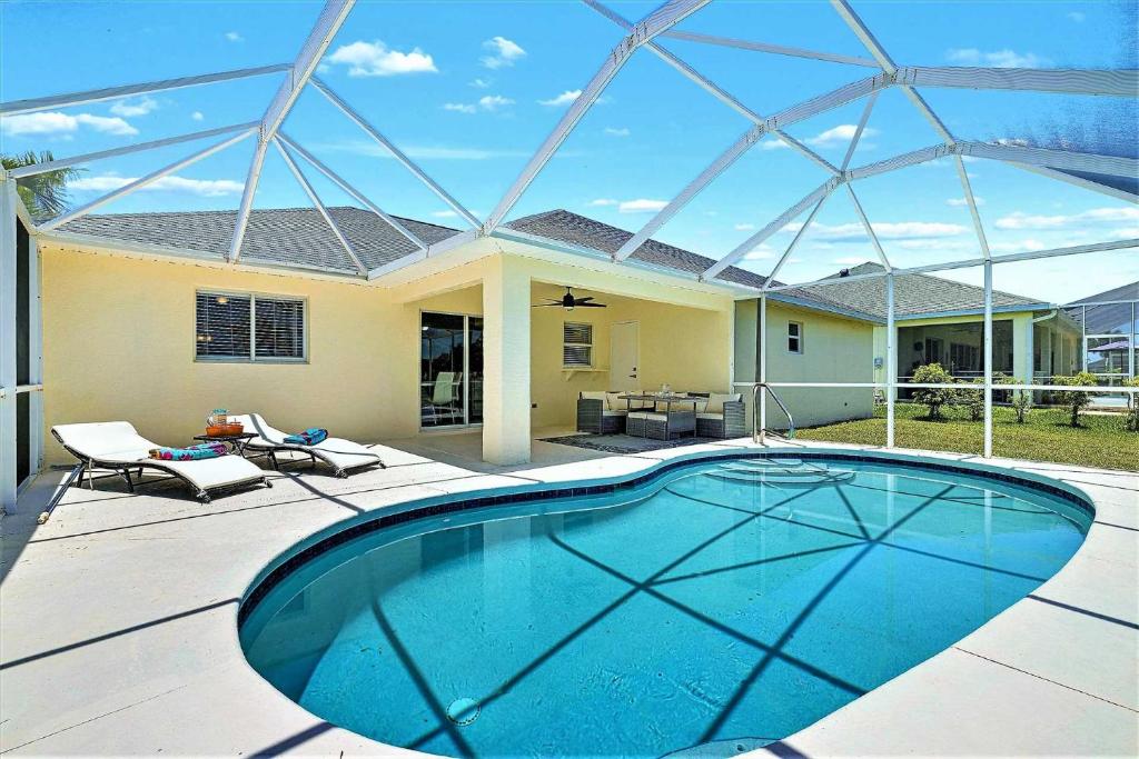 Peaceful & elegant with a private pool Home, Cape Coral