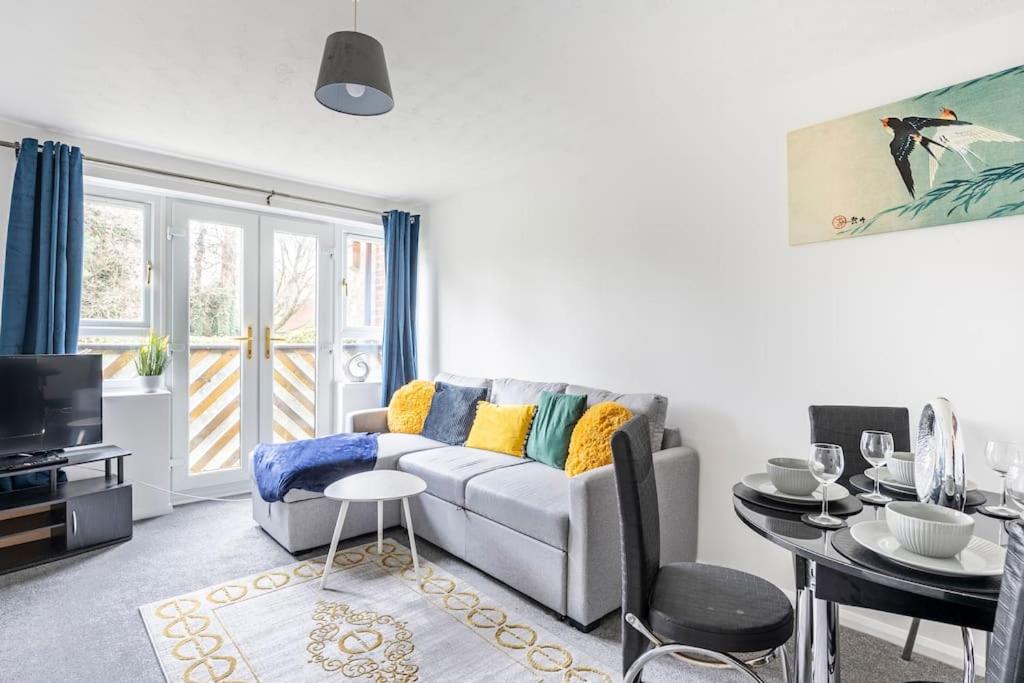 Two bedroom flat near Colchester Hospital with free parking and internet, Mile End