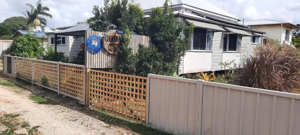 CHURCHILL COTTAGE- 94 Churchill St Maryborough QLD，位于玛丽伯勒的酒店
