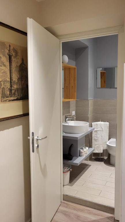 Design 18 Charming Rooms photo