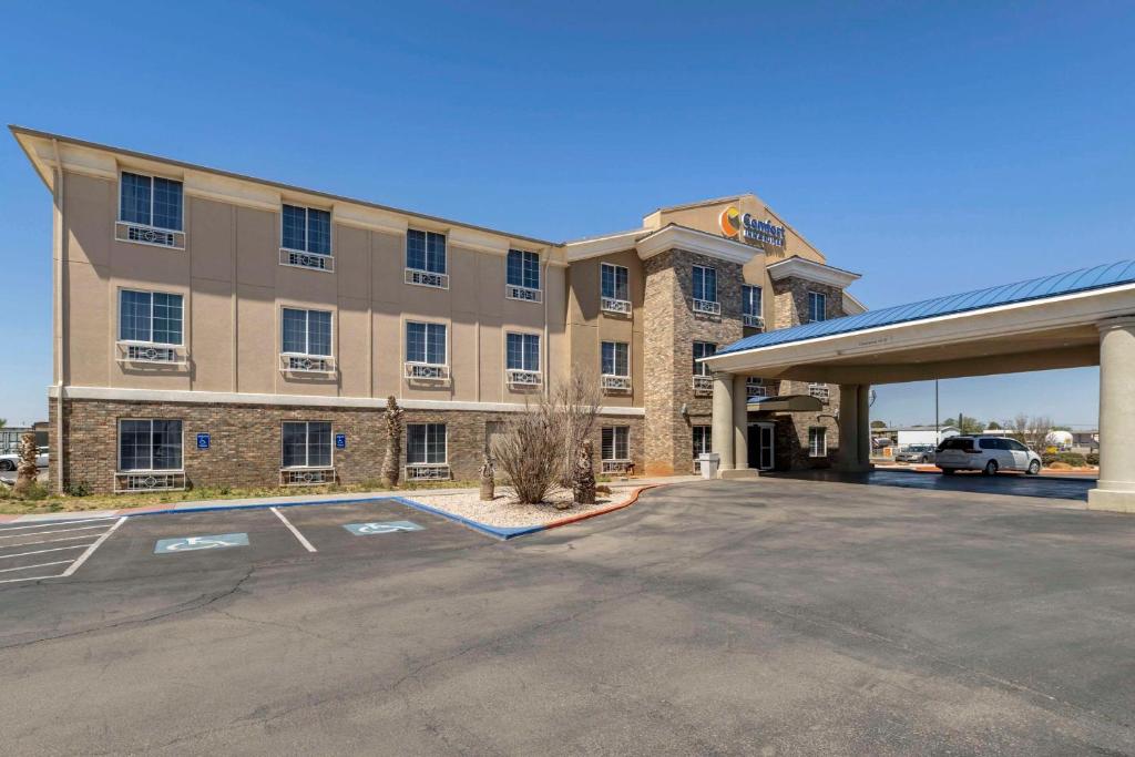 Comfort Inn & Suites photo