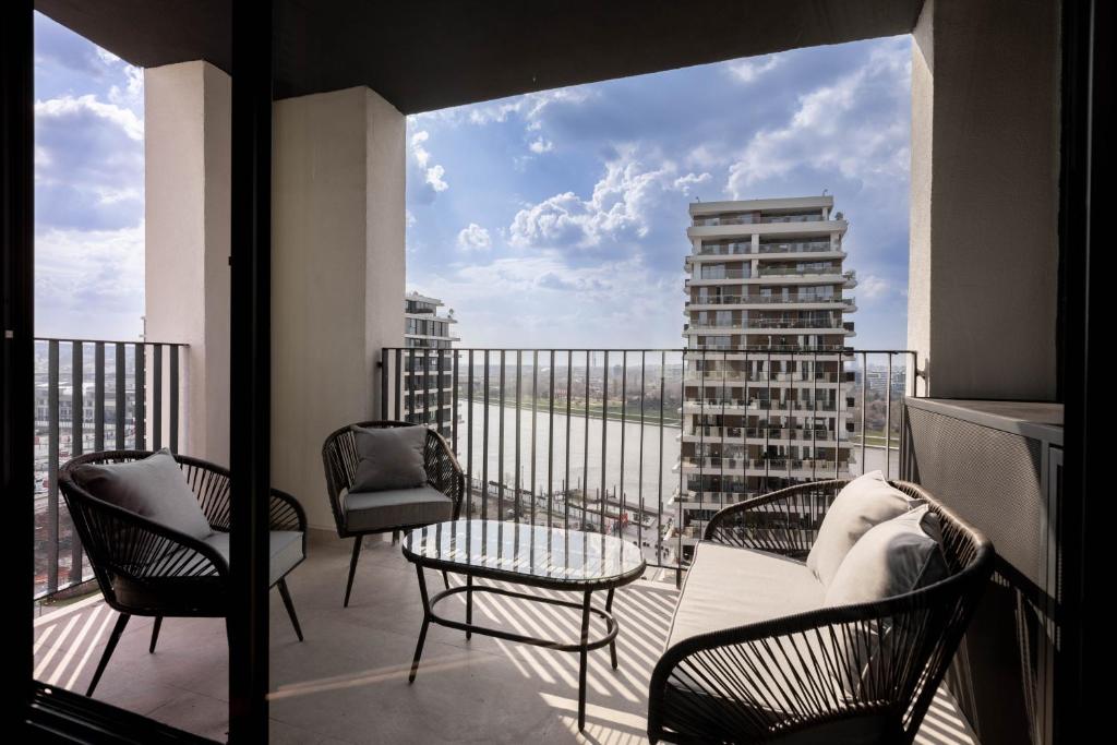 Huge 3 Bedroom Apartment With River View - 1