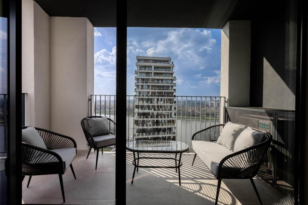 Huge 3 Bedroom Apartment With River View - 2