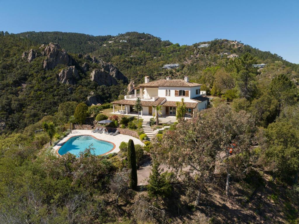 VILLA L'ESTEREL AVEC PISCINE VUE MER -MANDELIEU 06210- 6 Pers - 2