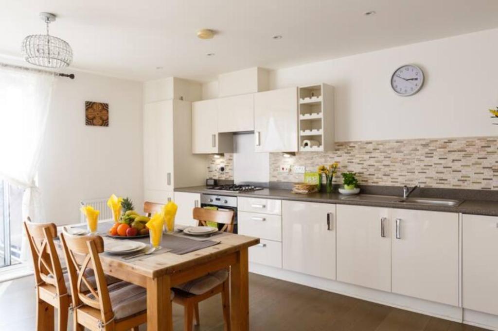 Contemporary Trumpington Apartment with Self Check-in, FREE On-site Parking, Terrace, SUPER Fast WIF photo