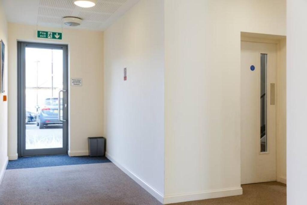 Contemporary Trumpington Apartment with Self Check-in, FREE On-site Parking, Terrace, SUPER Fast WIF photo