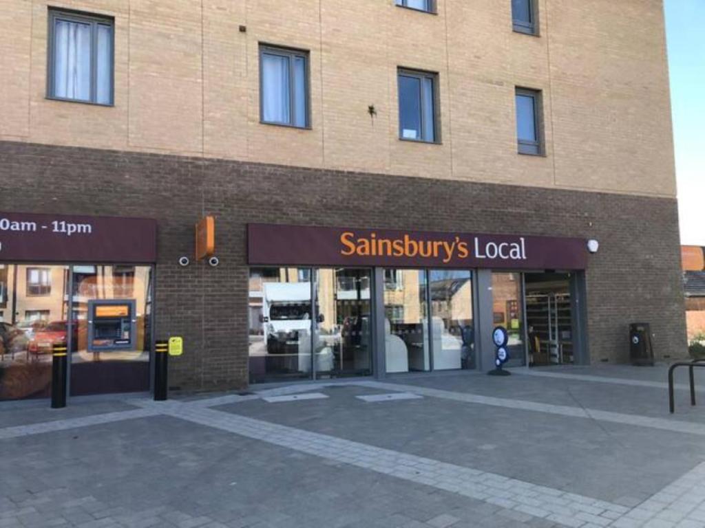 Contemporary Trumpington Apartment with Self Check-in, FREE On-site Parking, Terrace, SUPER Fast WIF photo