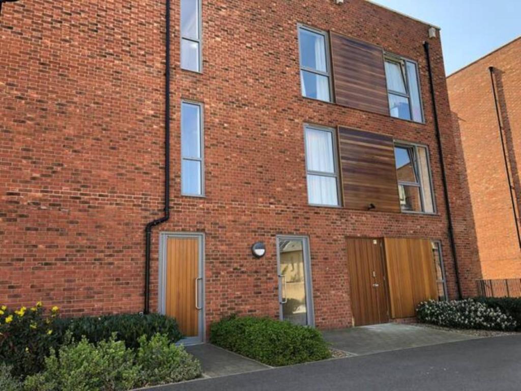 Contemporary Trumpington Apartment with Self Check-in, FREE On-site Parking, Terrace, SUPER Fast WIF photo