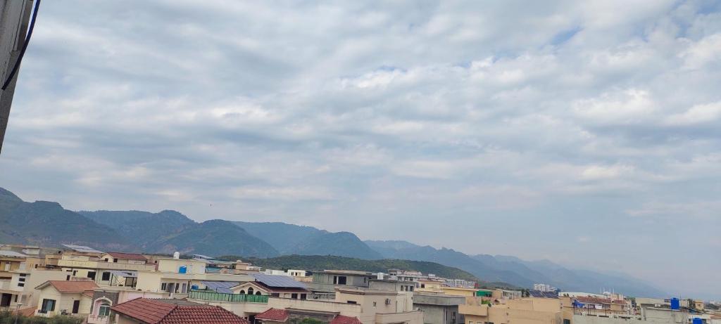 Luxurious 3 Bedroom Apartment - Fast WIFI - 56 inch Smart TV photo