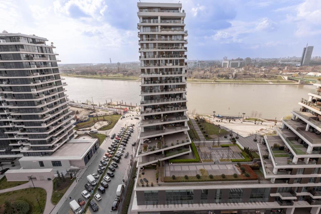 Huge 3 Bedroom Apartment With River View - 3