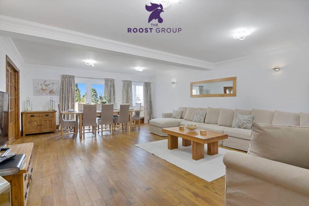 Modern 8-Bed Home - Parking, Wi-Fi, 5 mins to Town