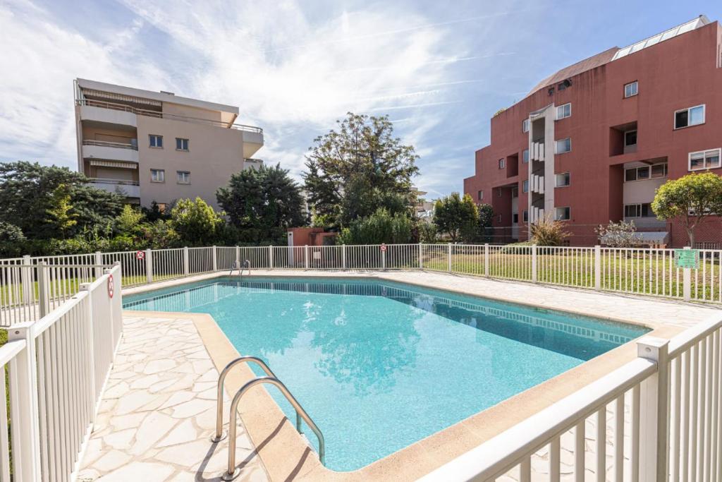 Pretty Studio Swimming pool and Sea - 3